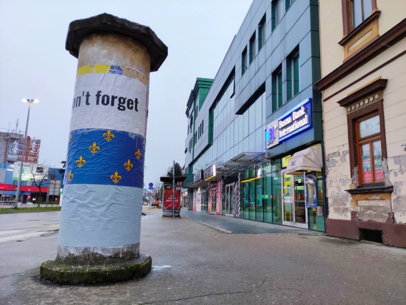 Bijele trake sa natpisom “Don’t Forget” u Brčkom